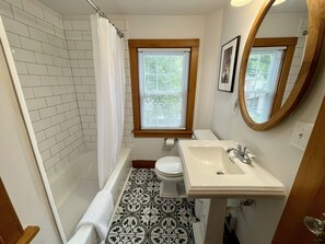 シャワー付き浴槽、ヘアドライヤー、タオル、石鹸