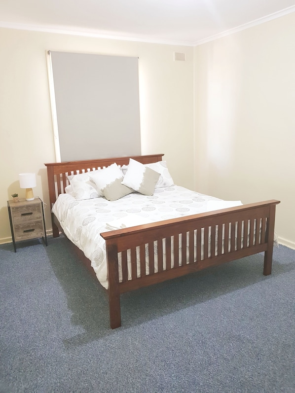 3 bedrooms, iron/ironing board, WiFi, bed sheets