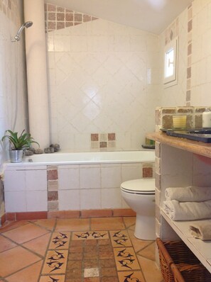 A bathroom with a bathtub, toilet, and a shower. - Montpellier center cozy house (Montpellier)