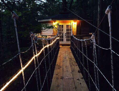 Holly Rock: Cozy Escape in the Treetops w/Hot Tub!