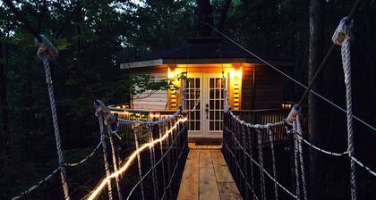 Holly Rock: Cozy Escape in the Treetops w/Hot Tub!