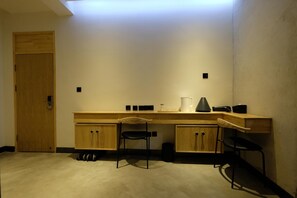 Een bureau, verduisterende gordijnen, geluiddichte muren, gratis wifi
