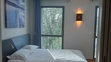 In-room safe, desk, soundproofing, free WiFi