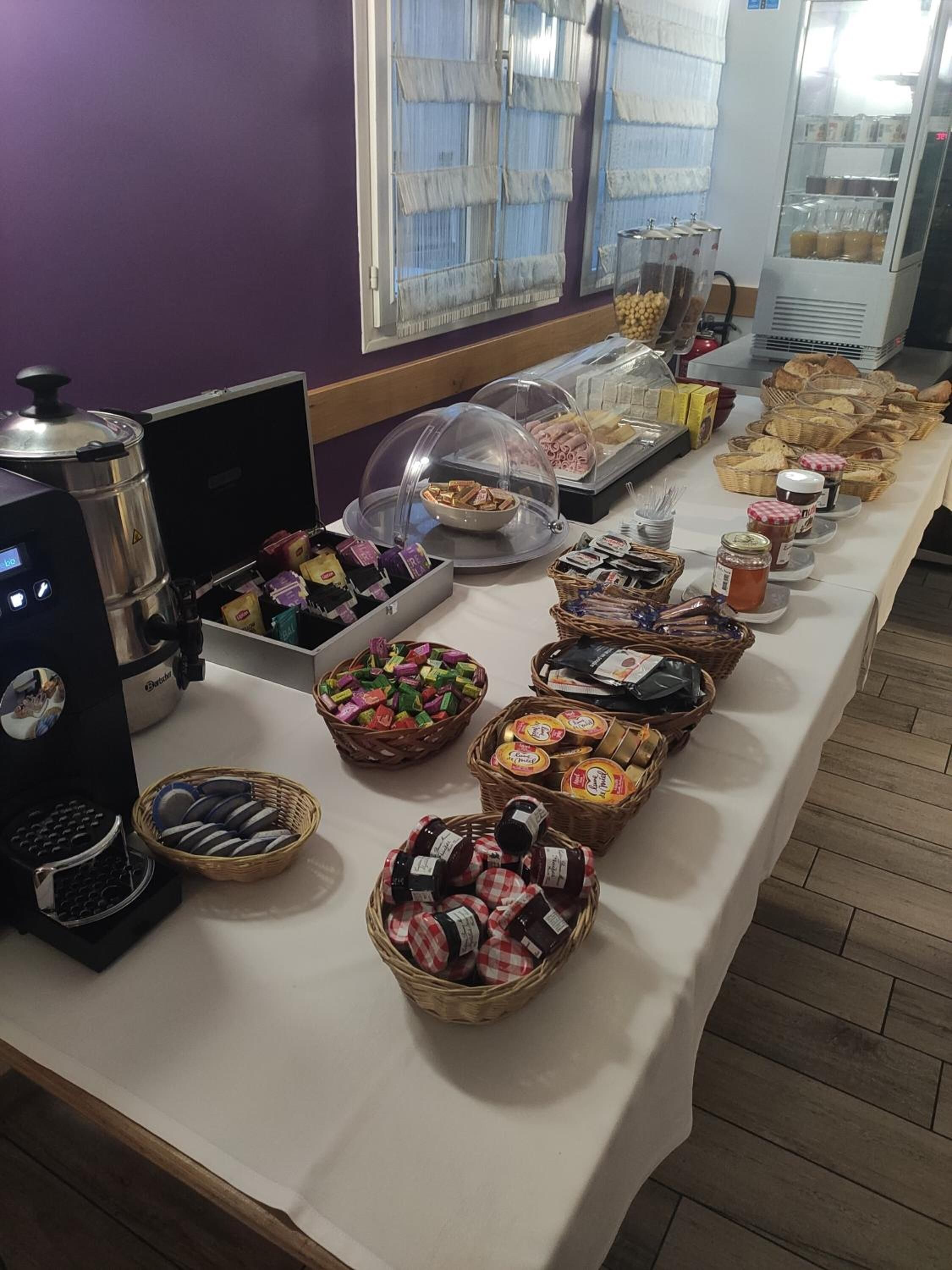 lunch and dinner served, french cuisine