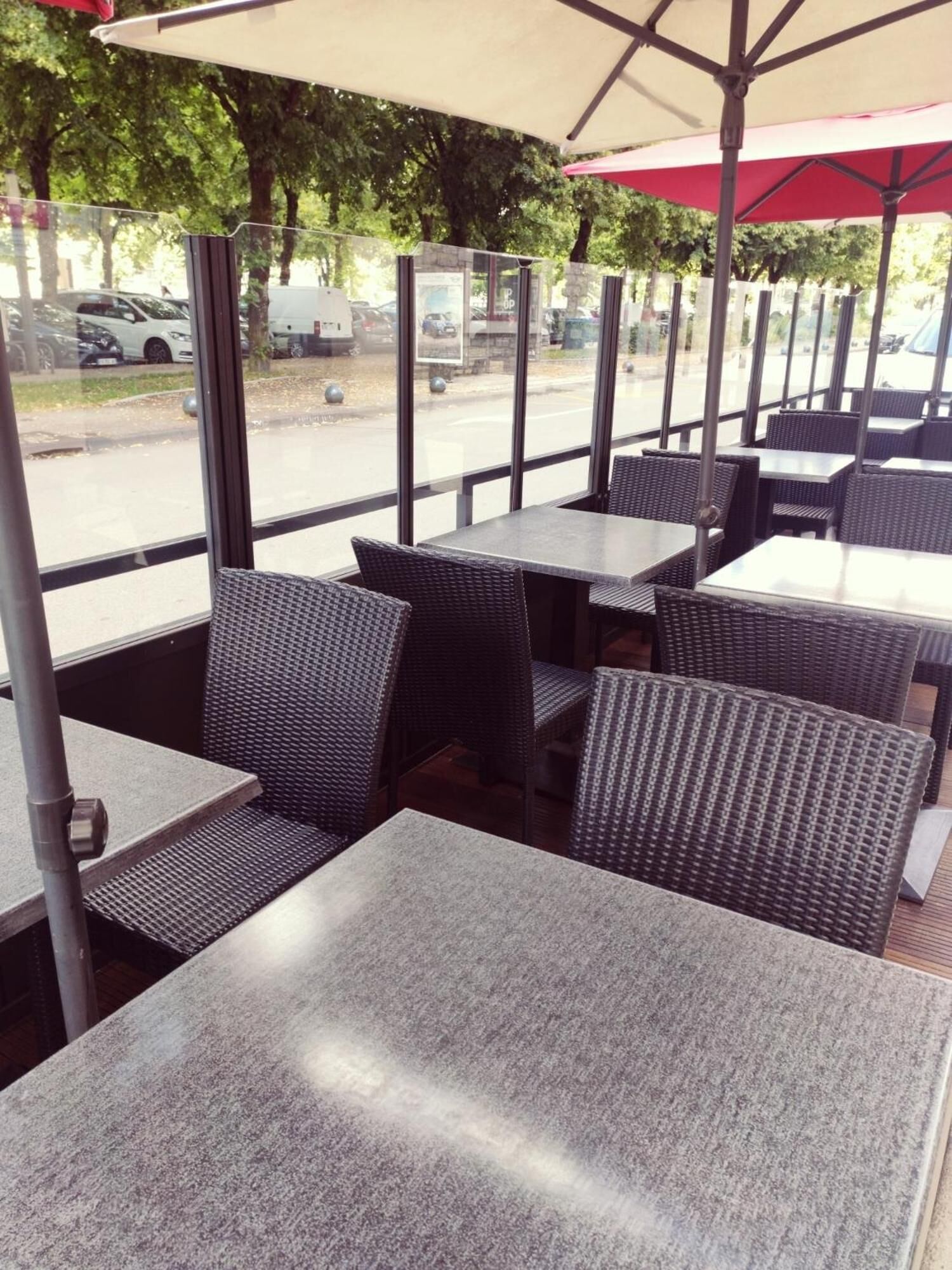 Lunch and dinner served, French cuisine