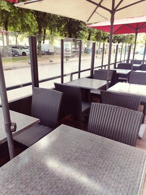 Lunch and dinner served, French cuisine - Hôtel du Parc (Lons-le-Saunier)