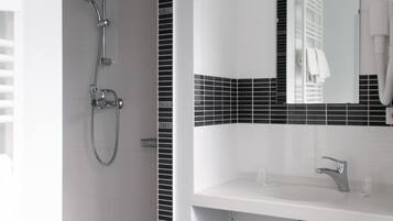 Douche, serviettes fournies