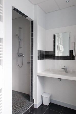 Een douche, handdoeken