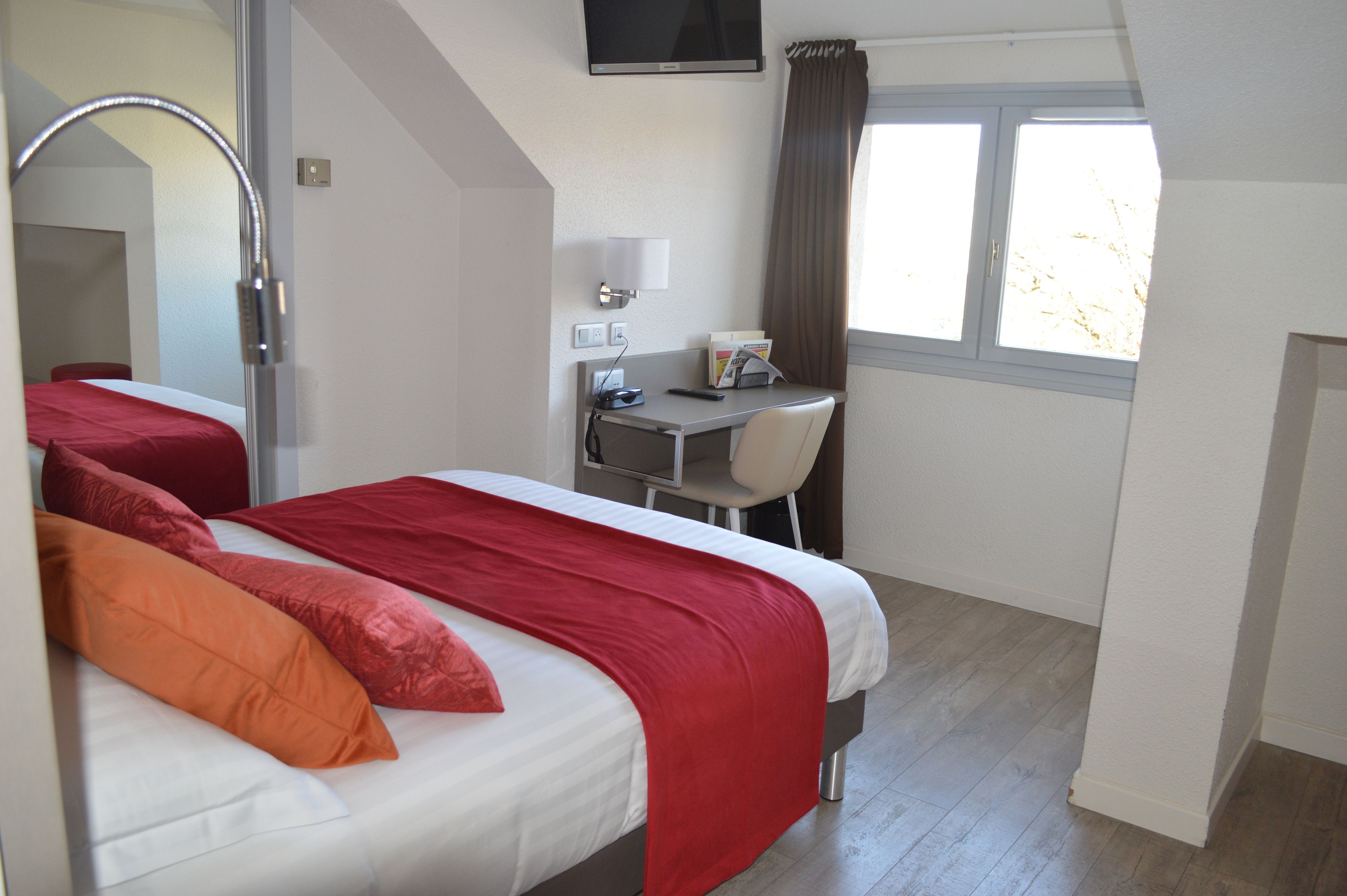 standard twin room, bathtub | in-room safe, desk, soundproofing, free wifi