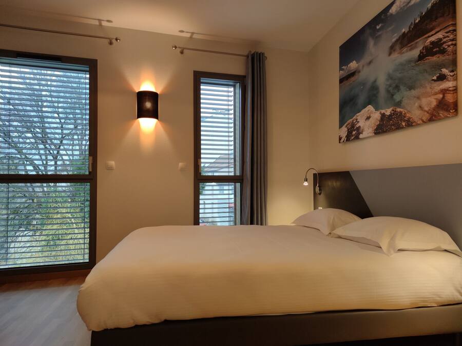 Caixa forta a l'habitació, escriptori i habitacions insonoritzades