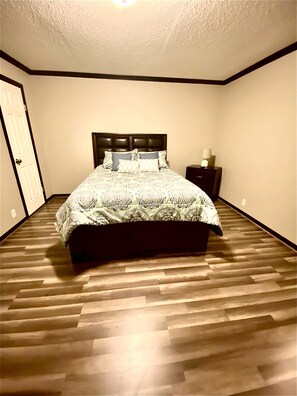 3 bedrooms, desk, iron/ironing board, free WiFi