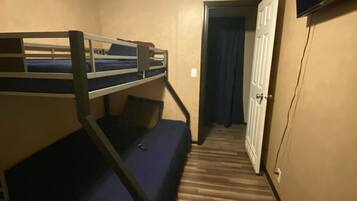 3 camere, una scrivania, ferro/asse da stiro, Wi-Fi gratuito