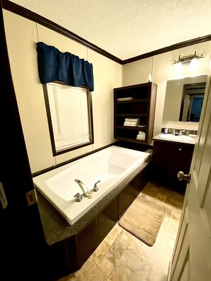 Combined shower/bathtub, hair dryer, towels, soap - Perfectly Located 3BR / 2BA : 5 mins from Dow ! (Plaquemine)