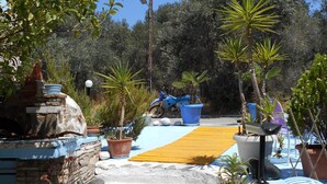 Property grounds - Holiday apartment with sea view and mountains view (Marathokampos)