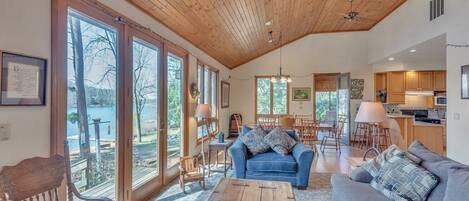 TV connectée, cheminée, lecteur de DVD, baby-foot