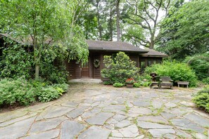 Exterior - Ideal for family reunions!  5 bedrooms, 3 bathrooms, private beach. (Grand Junction)
