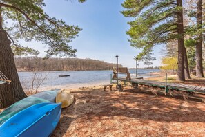 En la playa y camastros 