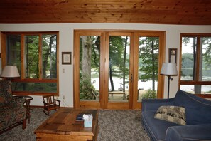 Smart TV, chimenea, reproductor de DVD y futbolito 