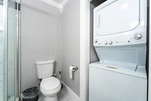 Douche, sèche-cheveux, serviettes fournies, savon