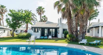 Schönes Ferienhaus in Wohnanlage mit Pool, WLAN, Terrasse und Liegewiese