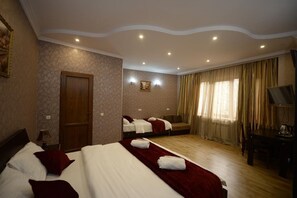Family Room | Desk, blackout drapes, free cribs/infant beds, free WiFi