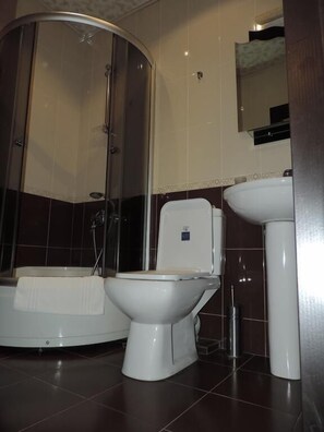 シャワー、バスアメニティ (無料)、ヘアドライヤー、スリッパ