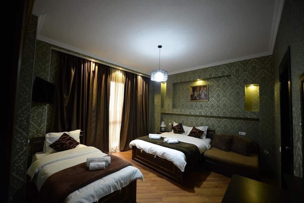 Family Room | Desk, blackout drapes, cribs (free), WiFi (free)