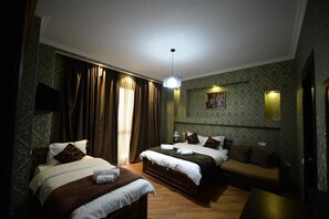 ファミリー ルーム | デスク、遮光カーテン、ベビーベッド (無料)、WiFi (無料)