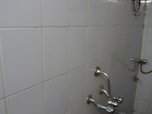 Shower, free toiletries - Hotel Sahyadree Lodging (Nashik)
