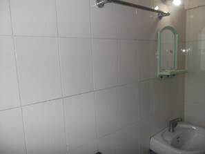 Shower, free toiletries