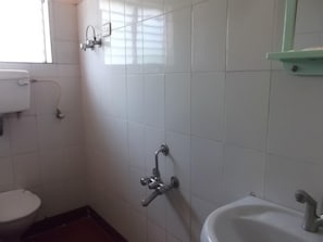 Shower, free toiletries - Hotel Sahyadree Lodging (Nashik)