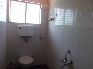 Shower, free toiletries - Hotel Sahyadree Lodging (Nashik)