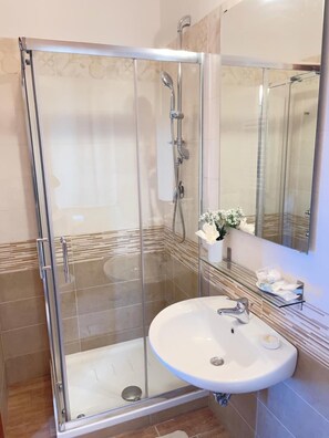 Douche, séchoir à cheveux, bidet, serviettes fournies