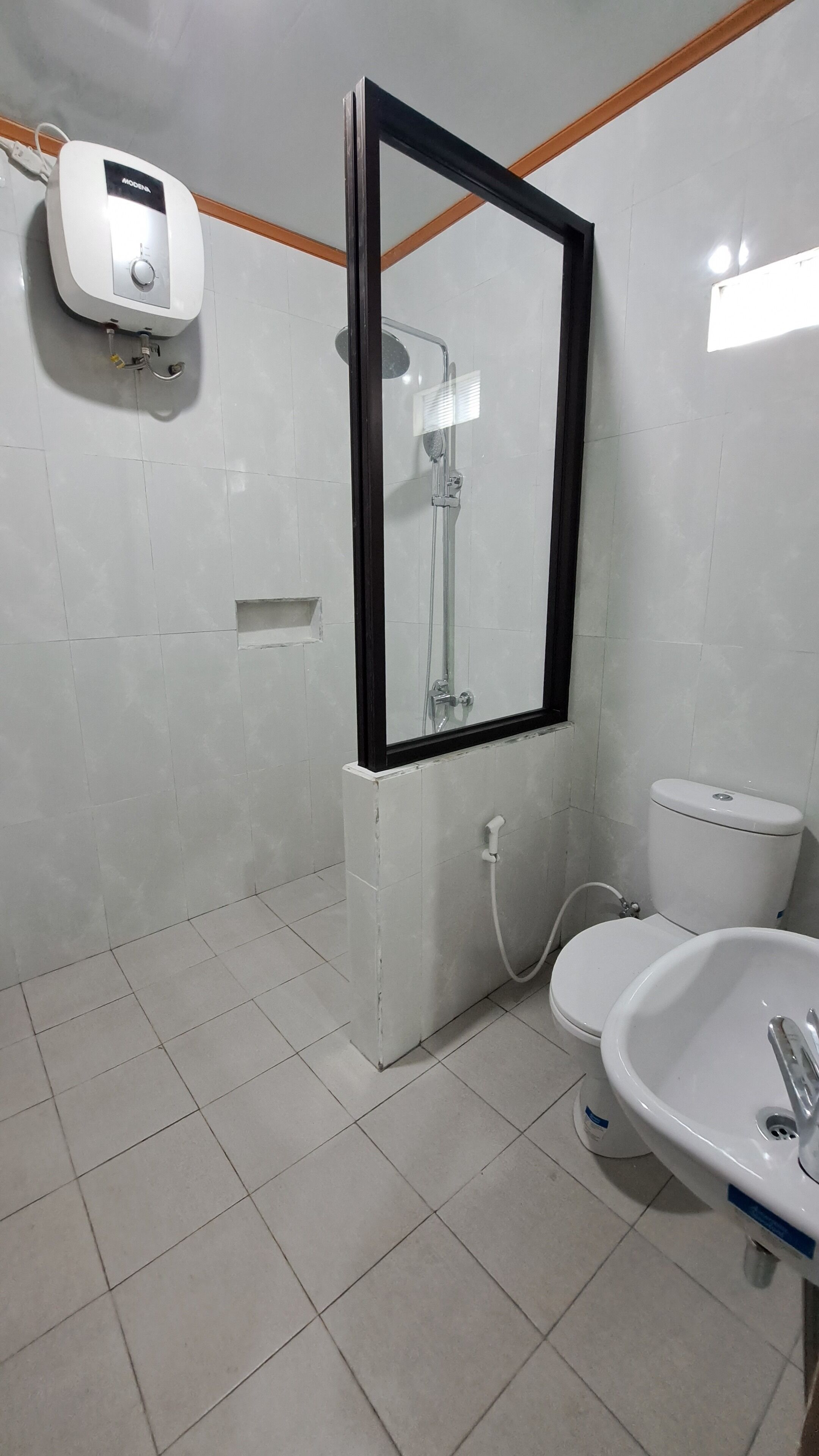 Ducha, artículos de tocador gratuitos, toallas