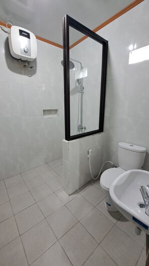 Family Room | Bathroom | Shower, free toiletries, towels - Omah Sundak Homestay (Wonosari)
