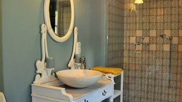 Romantische suite, uitzicht op heuvels (Prince Room) | Badkamer | Een douche, gratis toiletartikelen, een haardroger, handdoeken