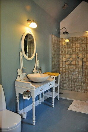 Romantische suite, uitzicht op heuvels (Prince Room) | Badkamer | Een douche, gratis toiletartikelen, een haardroger, handdoeken