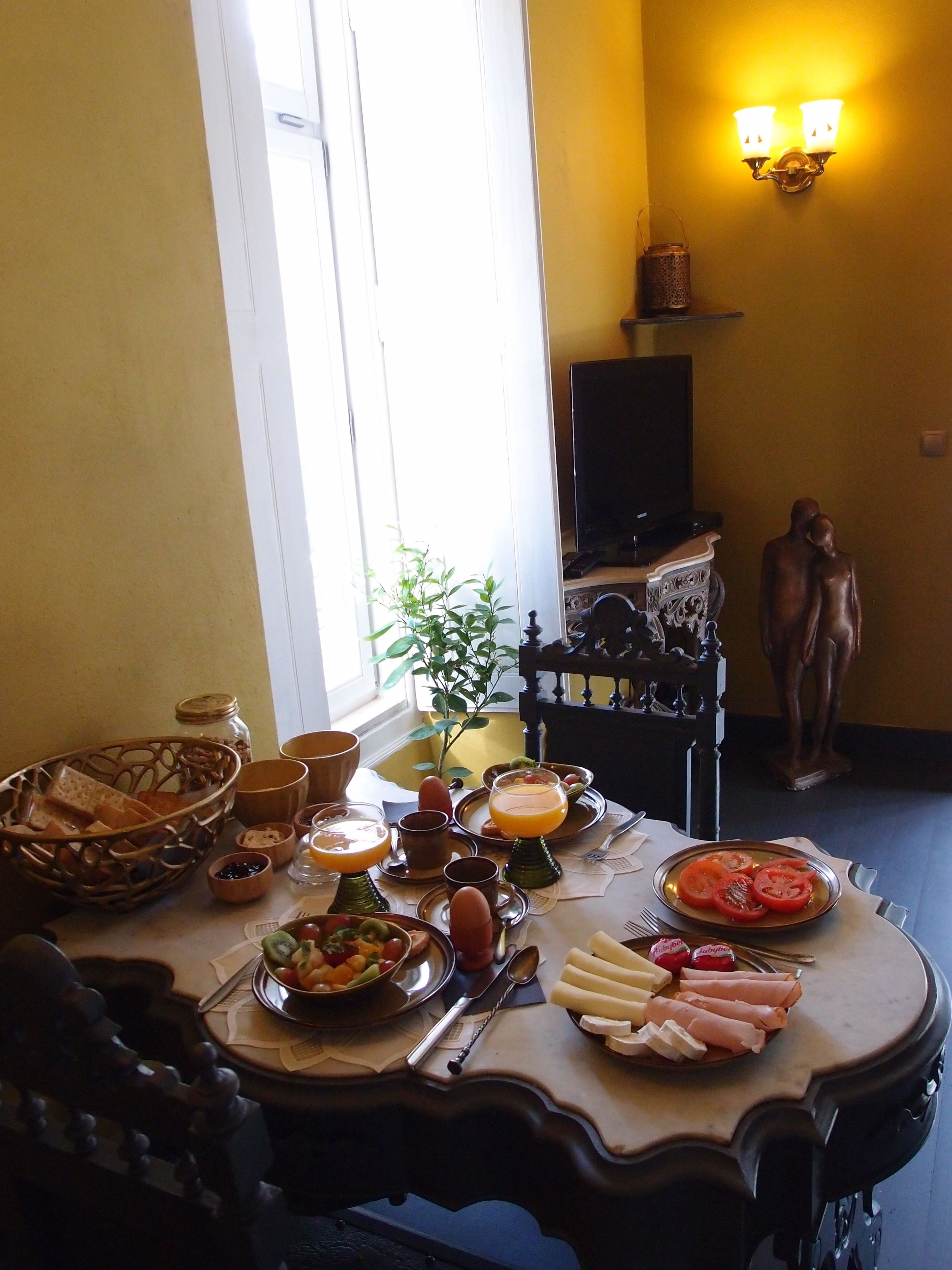 Daily continental breakfast (EUR 7.5 per person)