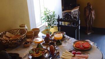 Daily continental breakfast (EUR 7.5 per person)