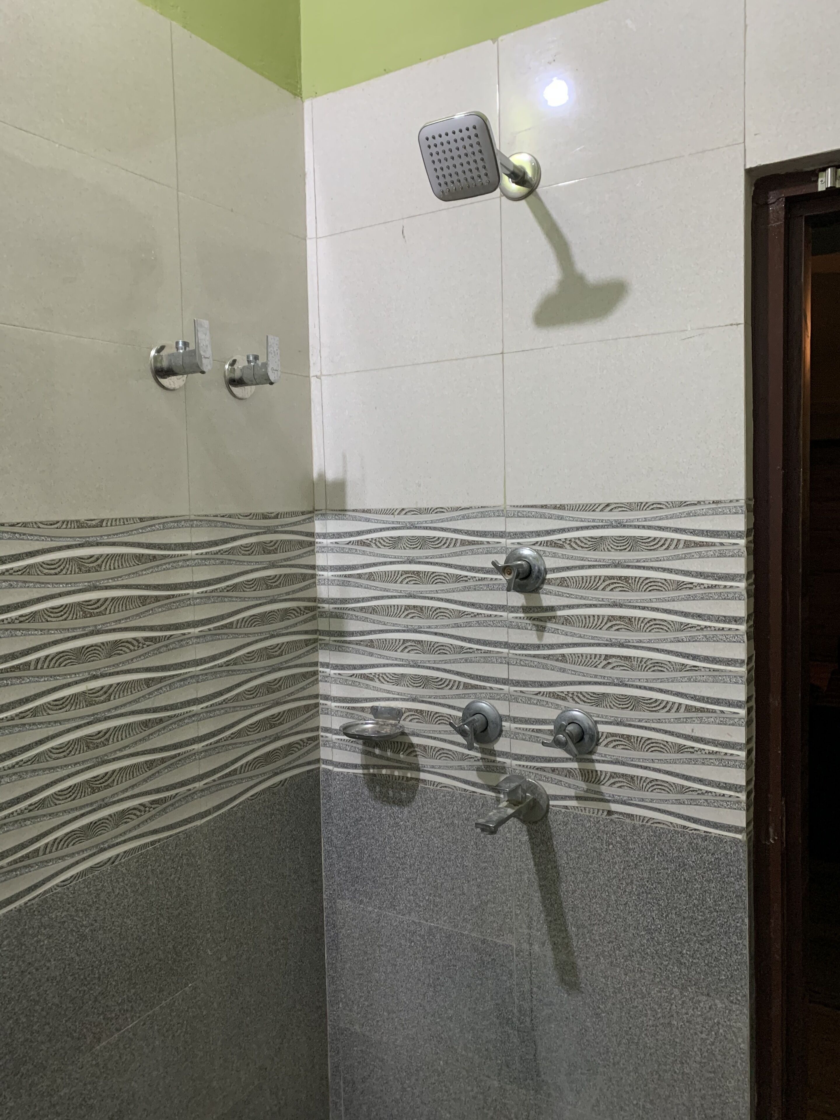 Royal Apartment | Bathroom | Shower, free toiletries, slippers, towels