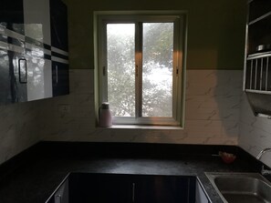 Apartamento Royal | Cocina privada | Frigorífico grande, microondas en la zona común y utensilios de cocina