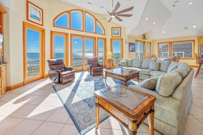 Älytelevisio, DVD-soitin, pöytäjalkapallopöytä, videokirjasto