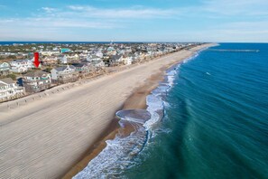 On the beach - Oceanfront w/ Hot Tub, Game Room, Community Pool and Tennis/Pickleball Courts (Avon)