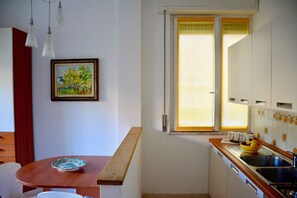 Kühlschrank, Ofen, Herdplatte, Kochgeschirr/Geschirr/Besteck