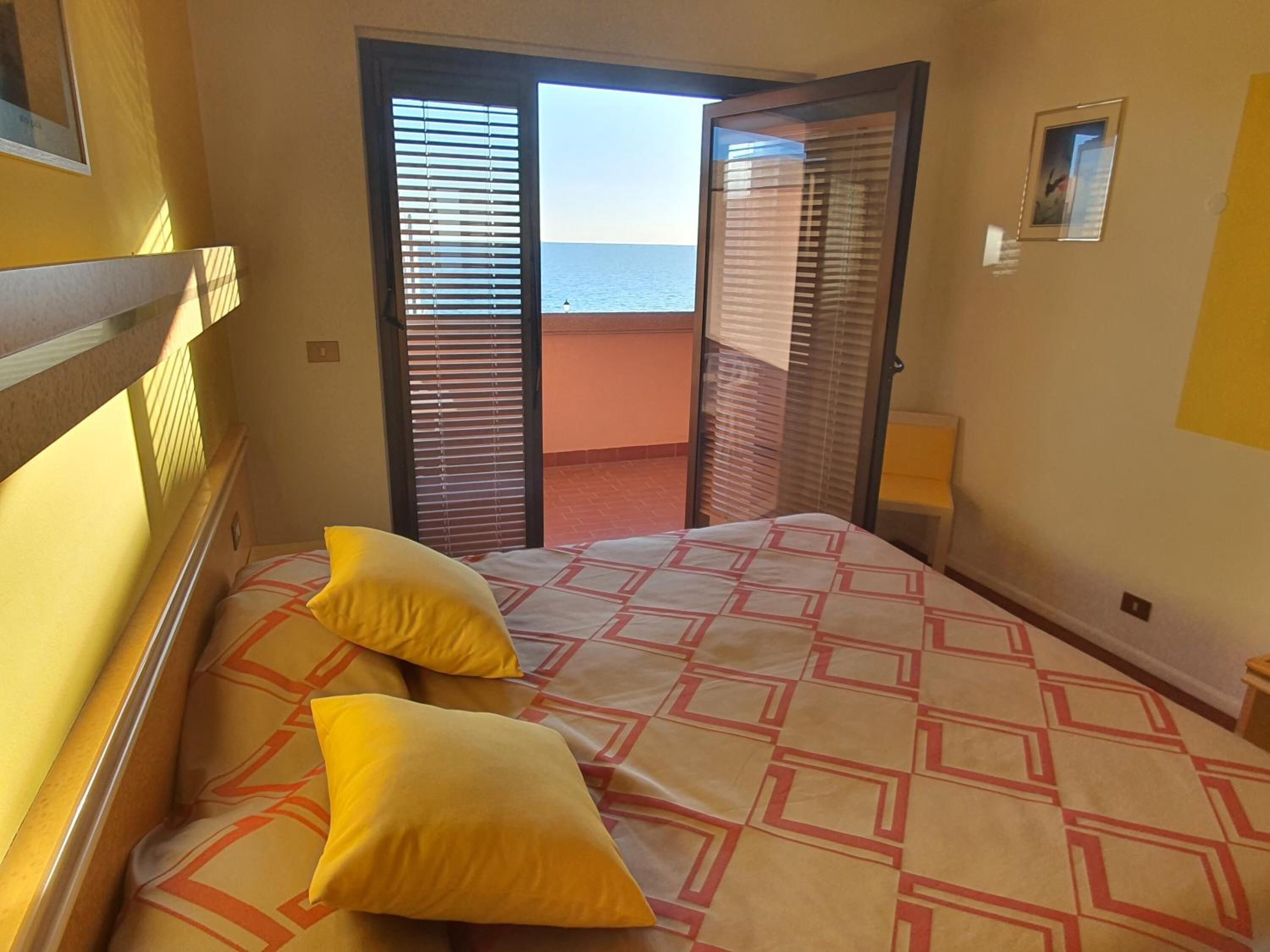 セーフティボックス (室内)、デスク、遮光カーテン、防音設備