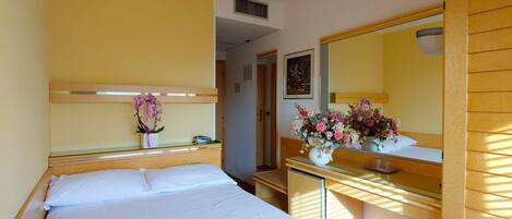 Basic-Doppelzimmer | Zimmersafe, Schreibtisch, Verdunkelungsvorhänge, schallisolierte Zimmer