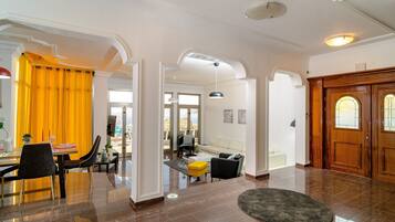 Deluxe Villa | Living area | 55-inch flat-screen TV with cable channels, TV, Netflix