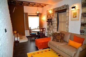 Superior Loft, 1 King Bed with Sofa bed, Non Smoking, Garden View | Living area