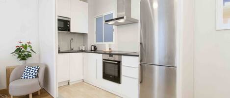 Frigorífico, microondas, horno y lavavajillas