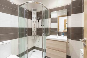 Dusche, Haartrockner, Handtücher